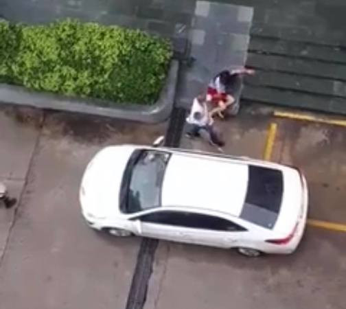 Hình ảnh người đàn ông bế em nhỏ liên tục đánh đấm người phụ nữ được cắt từ clip