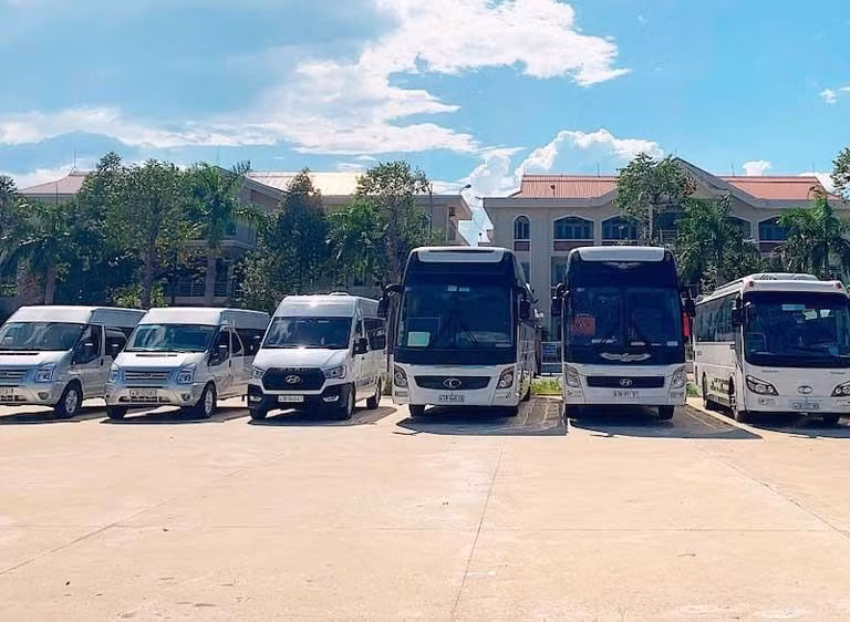 QBTravel cung cấp dịch vụ vận tải với đầy đủ các dòng xe đời mới từ 4 chỗ - 45 chỗ