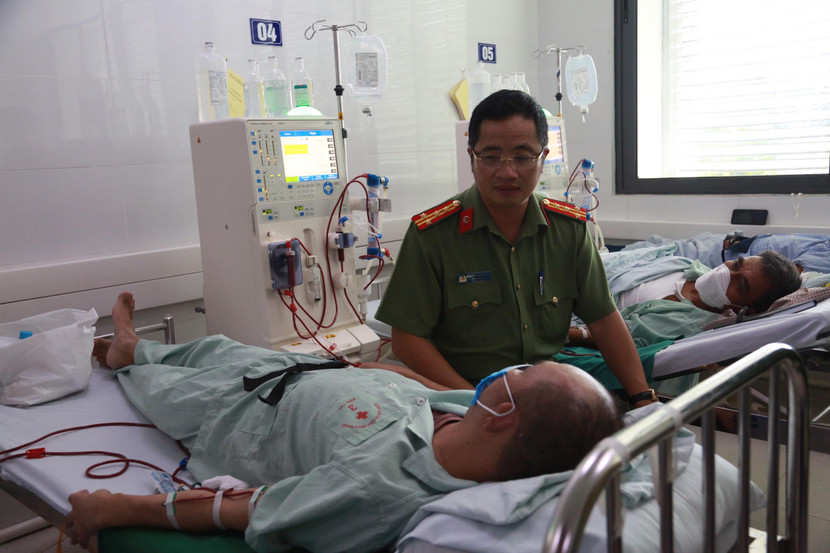 Đại tá Nguyễn Thành Long thăm hỏi sức khỏe đồng chí Nguyễn Khắc Hùng