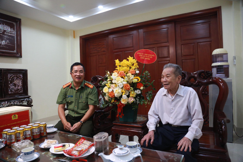 Đại tá Nguyễn Thành Long trò chuyện cùng đồng chí Kiều Văn Thược, nguyên Giám đốc Công an tỉnh Hà Tây (cũ)