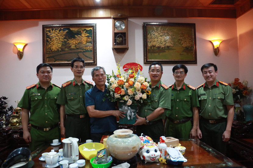 Đoàn công tác CATP chúc mừng Thiếu tướng Trần Thùy - nguyên Phó Giám đốc CATP