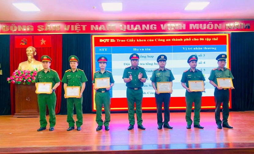 Đại tá Nguyễn Đình Chiến trao thưởng cho các tập thể, cá nhân lập thành tích