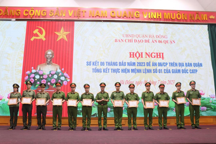 Đại tá Nguyễn Ngọc Quyền trao quyết định khen thưởng cho các tập thể, cá nhân lập thành tích trong thực hiện Đề án 06 và Mệnh lệnh 01