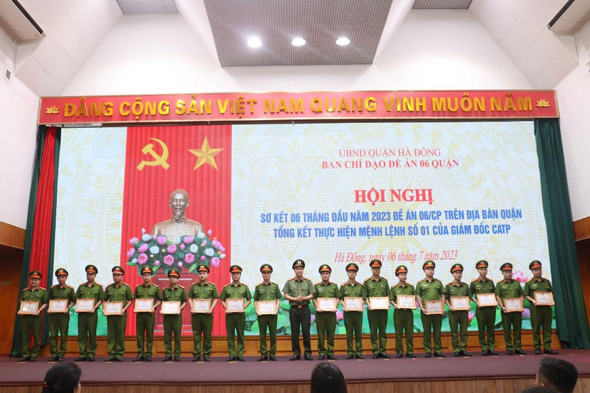 Trung tá Bùi Nhật Quang - Phó trưởng CAQ Hà Đông trao quyết định khen thưởng cho các tập thể, cá nhân lập thành tích trong thực hiện Đề án 06 và Mệnh lệnh 01