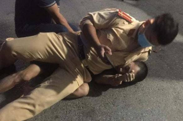 Trung úy Hồ Việt Anh khống chế đối tượng cố tình chống đối để "thông chốt"