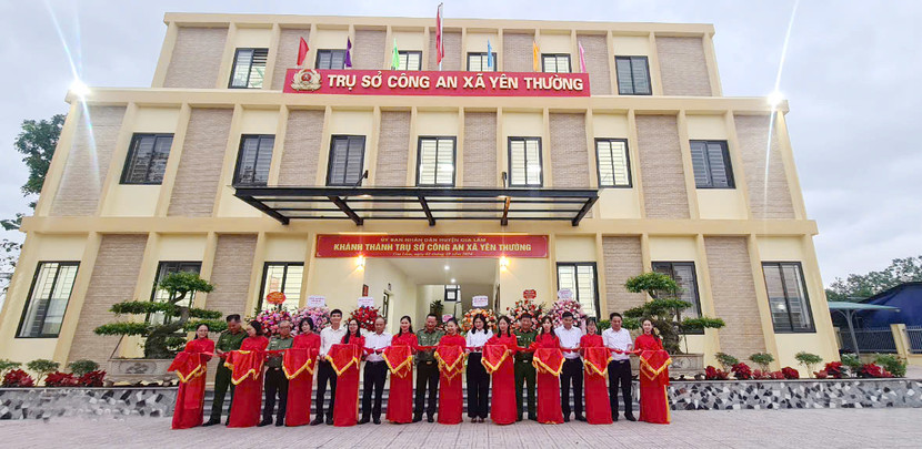 Các đại biểu thực hiện nghi thức khánh thành trụ sở Công an xã Yên Thường