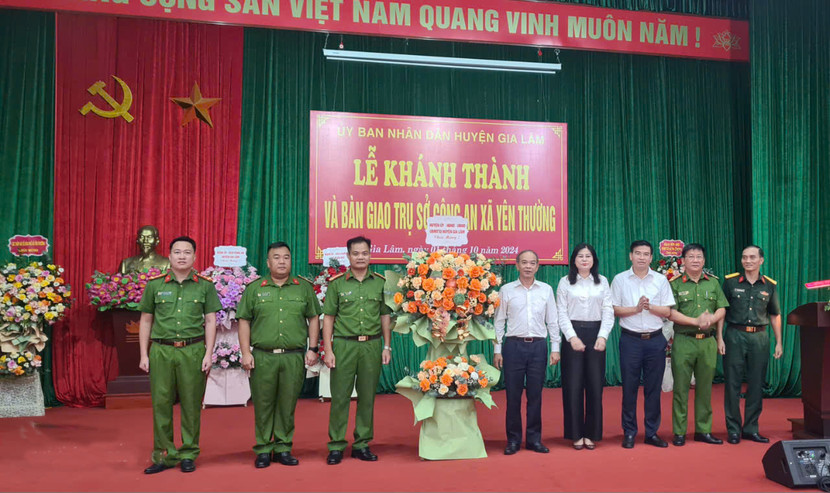 Các đồng chí lãnh đạo Huyện ủy, UBND huyện...chúc mừng Công an xã Yên Thường