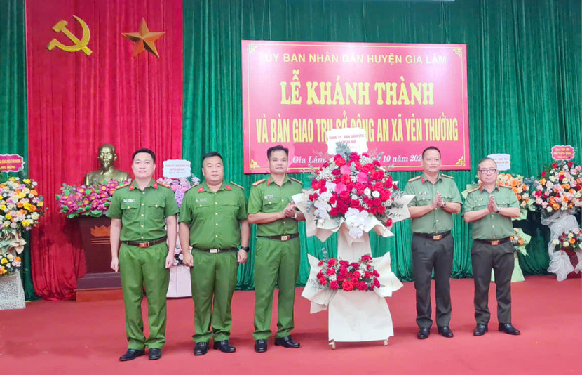 Thay mặt Đảng ủy, Ban Giám đốc CATP, Đại tá Phạm Thanh Hùng chúc mừng Ban chỉ huy và cán bộ, chiến sỹ Công an xã Yên Thường