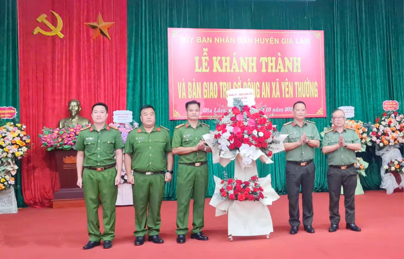 Thay mặt Đảng ủy, Ban Giám đốc CATP, Đại tá Phạm Thanh Hùng chúc mừng Ban chỉ huy và cán bộ, chiến sỹ Công an xã Yên Thường