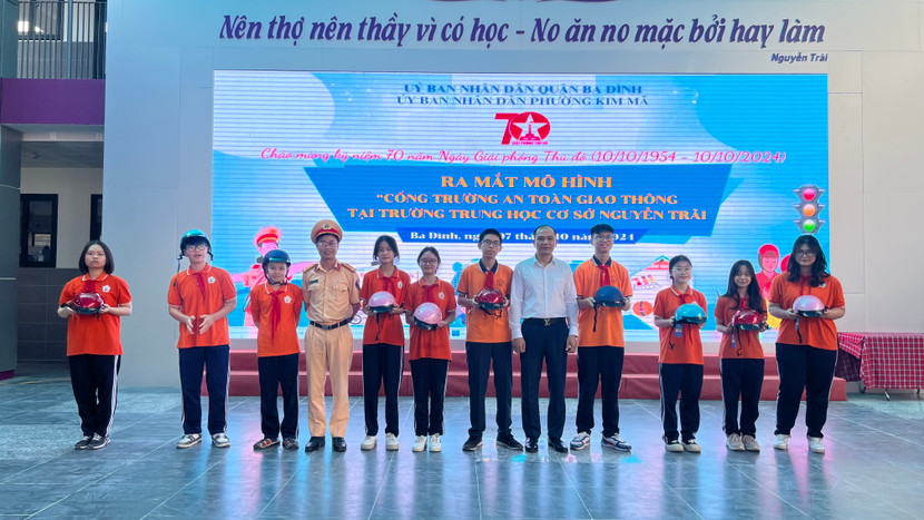 Trao tặng mũ bảo hiểm cho các em học sinh Trao tặng mũ bảo hiểm cho các em học sinh