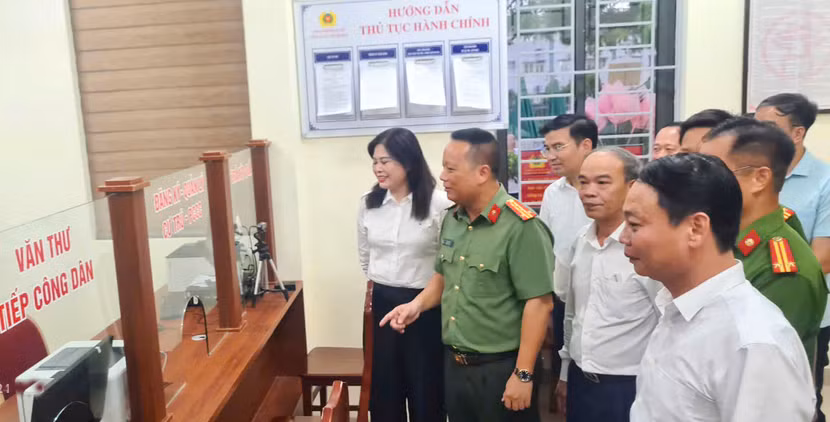 Đại tá Phạm Thanh Hùng; đồng chí Đặng Thị Huyền - Chủ tịch UBND huyện Gia Lâm, cùng các đồng chí lãnh đạo thăm quan cơ sở vật chất trụ sở Công an xã Yên Thường