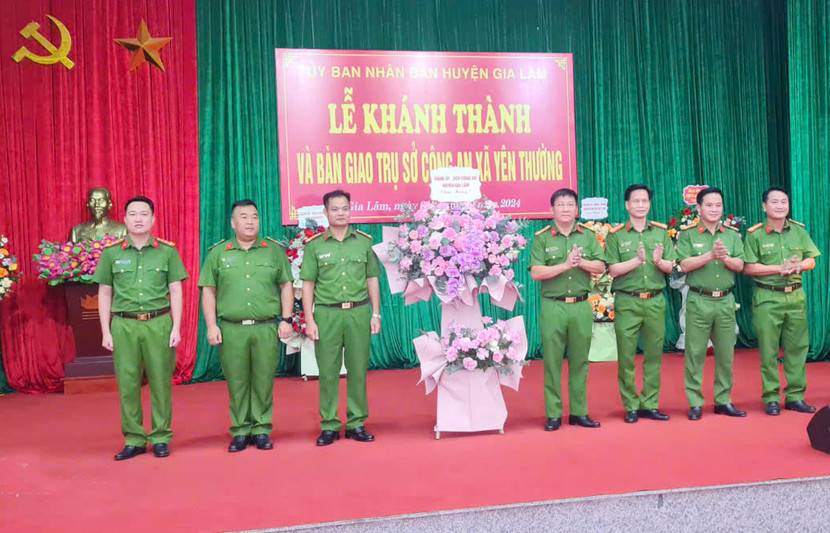 Các đồng chí trong Ban Chỉ huy CAH Gia Lâm chúc mừng Công an xã Yên Thường