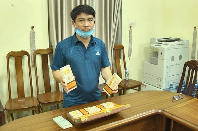 Lê Văn Tiến và số tiền tang vật "mệnh giá 1 triệu USD" bị công an thu giữ Lê Văn Tiến và số tiền tang vật "mệnh giá 1 triệu USD" bị công an thu giữ