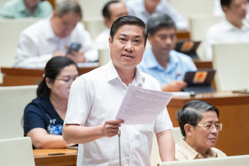Đại biểu Phan Thái Bình (đoàn Quảng Nam) tranh luận