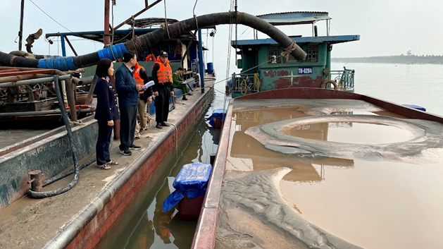 Cơ quan tố tụng kiểm đếm số cát bị khai thác trái phép Cơ quan tố tụng kiểm đếm số cát bị khai thác trái phép