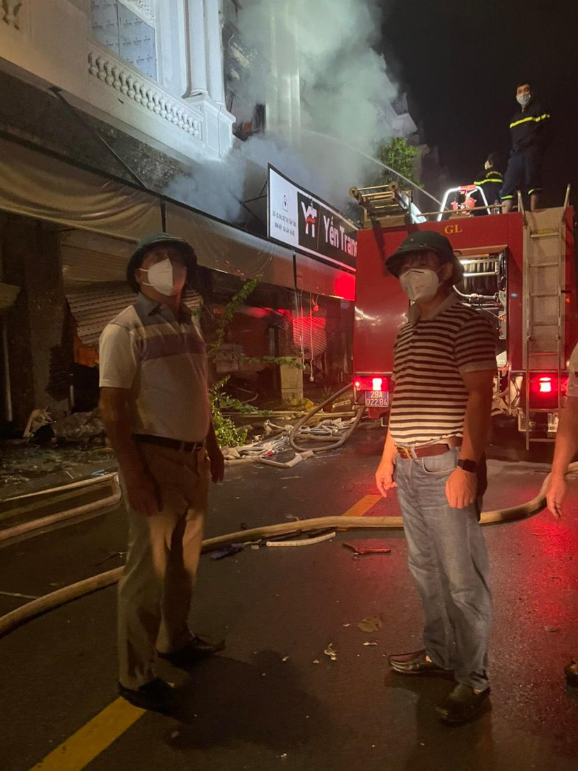 Thượng tá Phạm Văn Hậu - Trưởng CAH Gia Lâm tại hiện trường vụ cháy