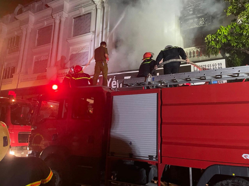 Ngọn lửa bùng phát trong đêm