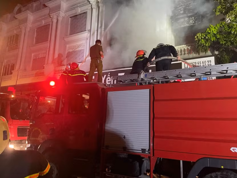 Ngọn lửa bùng phát trong đêm
