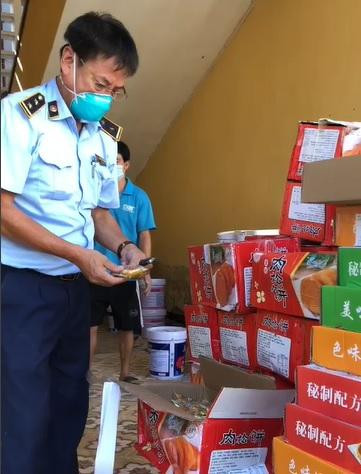 Lực lượng chức năng kiểm tra cơ sở kinh doanh bánh trung thu tại xã La Phù