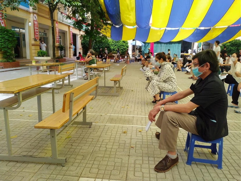 Người dân được hướng dẫn thực hiện nghiêm quy định giãn cách khoảng cách tại điểm trường THCS Giáp Bát