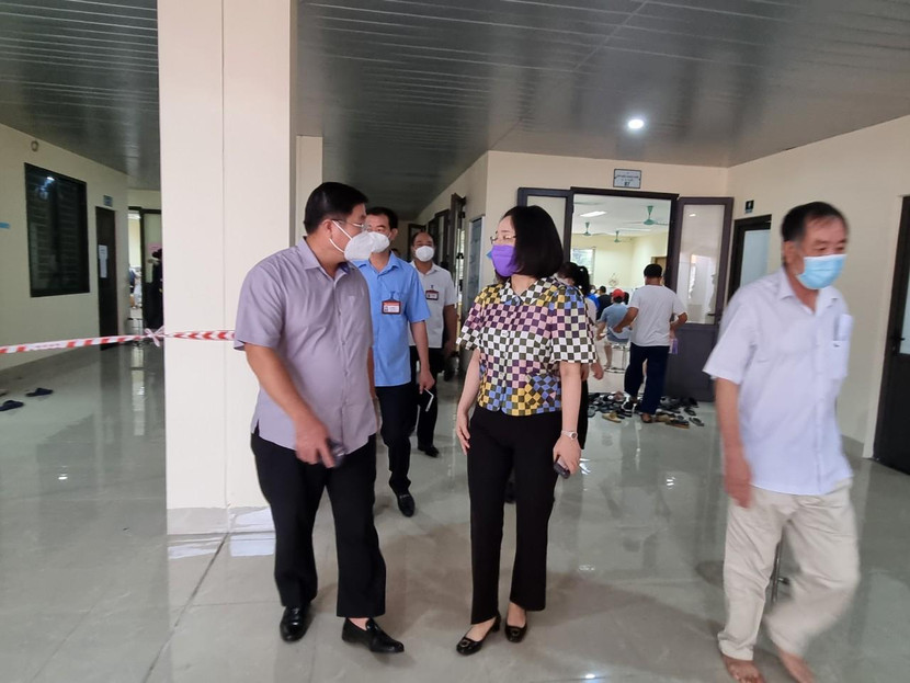 Bí thư quận ủy Hoàng Mai, đồng chí Nguyễn Quang Hiếu kiểm tra, đôn đốc công tác xét nghiệm, tiêm chủng tại phường Lĩnh Nam