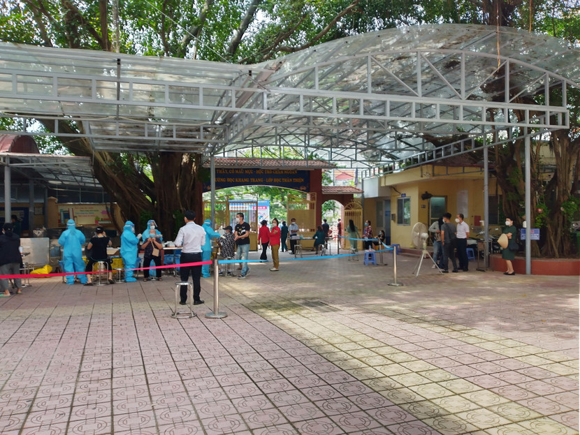 Lối ra - vào của người dân được bố trí tách bạch tại điểm tiêm trường THCS Hoàng Liệt, phường Hoàng Liệt. Theo kế hoạch, địa bàn đông dân nhất quận Hoàng Mai đợt này được phân bổ khoảng 10.000 liều vắc xin