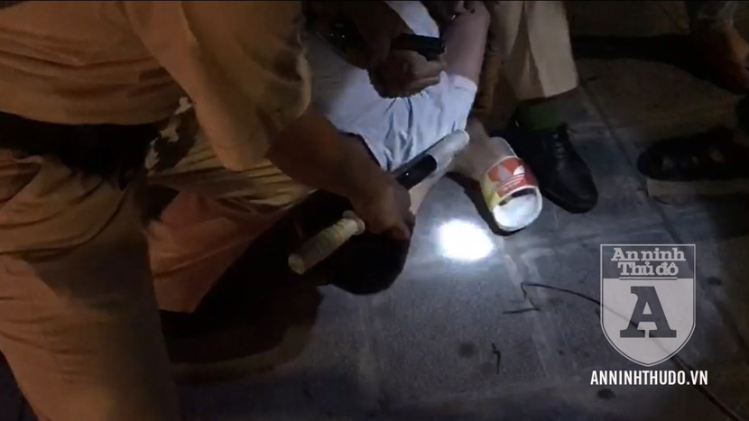 Trực tiếp tổ trưởng tổ Y24/141 tung đòn võ thuật trấn áp, khống chế đối tượng liều lĩnh