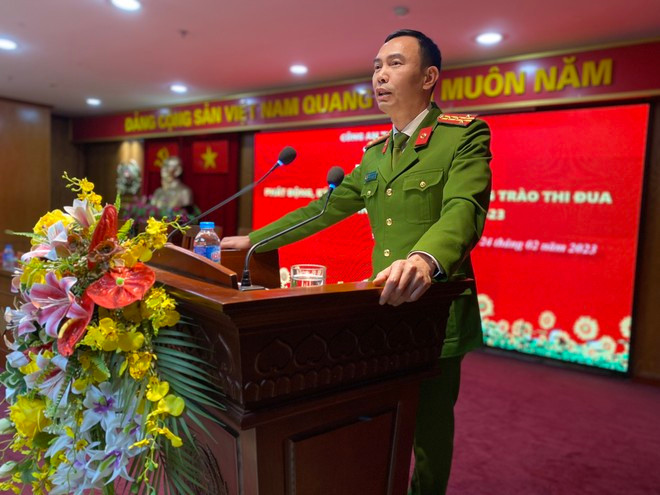 Đại tá Trương Văn Hồng, Trưởng CAQ Hai Bà Trưng, đơn vị Cụm trưởng Cụm thi đua số 8 CATP Hà Nội phát biểu tại hội nghị