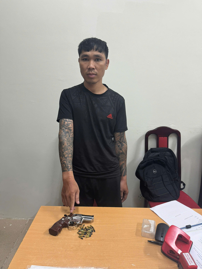 Cơ quan Công an đã thu giữ 1 súng quân dụng và 25 viên đạn của Trần Văn Nam Cơ quan Công an đã thu giữ 1 súng quân dụng và 25 viên đạn của Trần Văn Nam