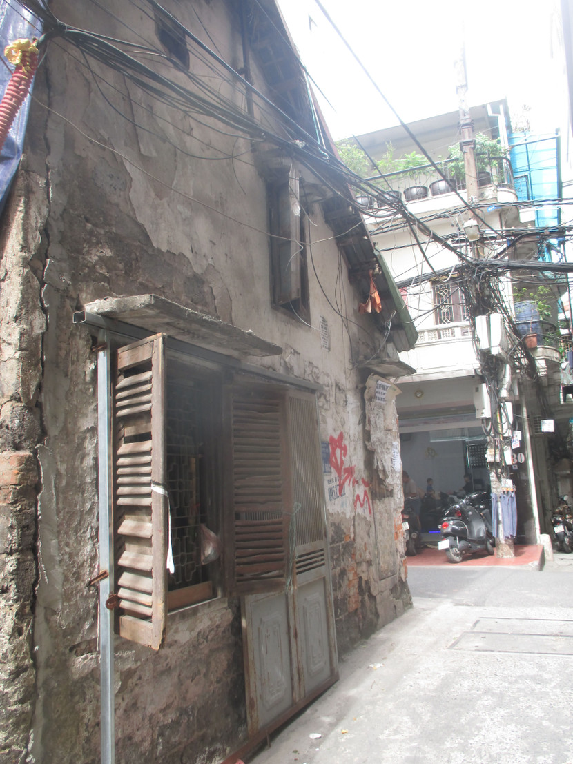 Một ngôi nhà cũ được xây bằng gạch xỉ Một ngôi nhà cũ được xây bằng gạch xỉ