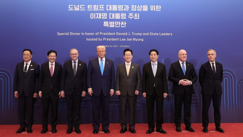 Chủ tịch nước Lương Cường cùng lãnh đạo các nền kinh tế APEC chụp ảnh chung