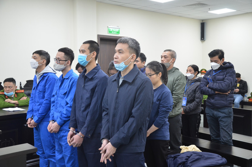 Các bị cáo trong phiên tòa xét xử về tội Vận chuyển trái phép tiền tệ ra nước ngoài