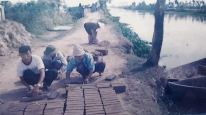 Đường đê Tô Hoàng, nơi người dân một thời từng sống bằng nghề đóng gạch xỉ để bán Đường đê Tô Hoàng, nơi người dân một thời từng sống bằng nghề đóng gạch xỉ để bán