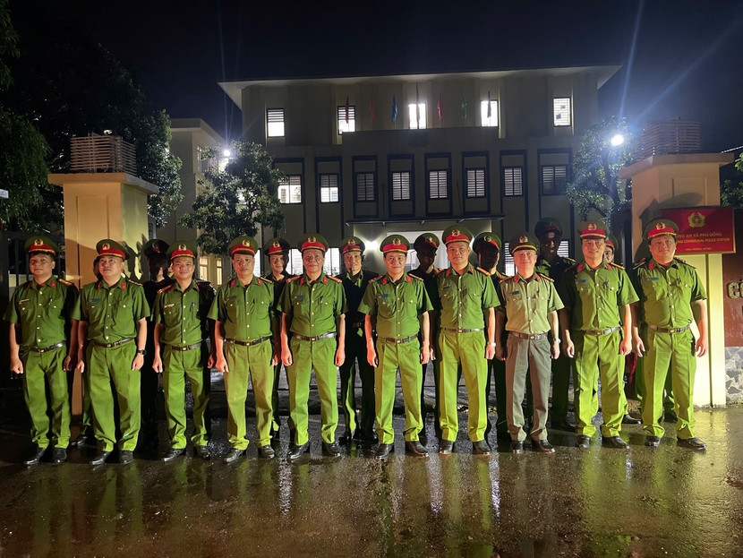 Ban chỉ huy và cán bộ, chiến sỹ xã Phù Đổng sau cuộc họp tối muộn ngày 1-7