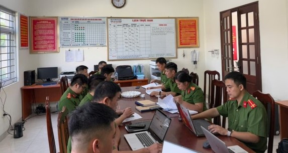 Đoàn công tác làm việc với Chỉ huy và cảnh sát khu vực của Công an xã Đoài Phương Đoàn công tác làm việc với Chỉ huy và cảnh sát khu vực của Công an xã Đoài Phương