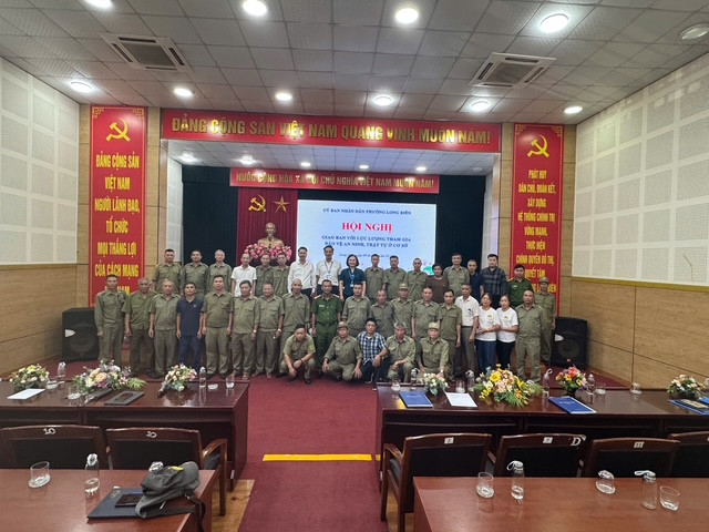 Lãnh đạo phường và đại diện các đội viên lực lượng tham gia bảo vệ ANTT tại cơ sở