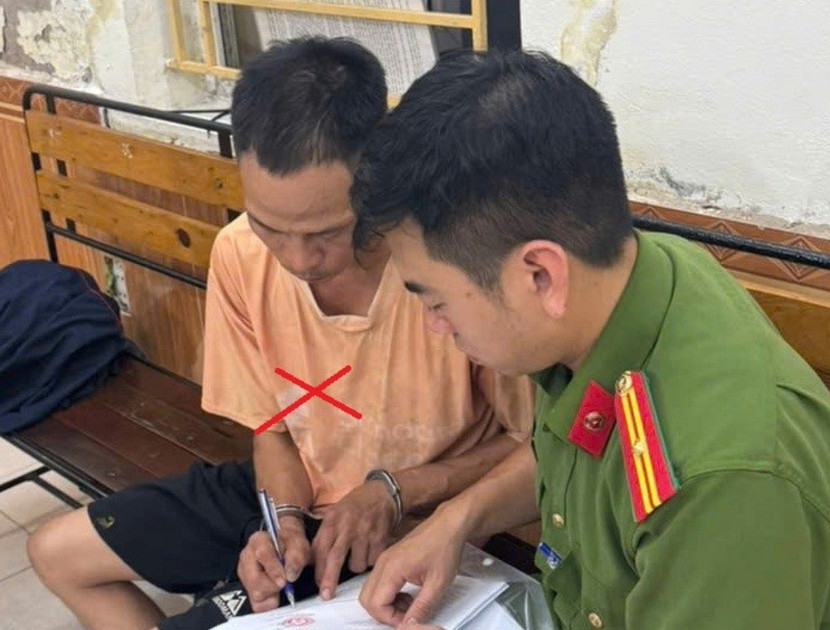 Đối tượng Phạm Văn Trường (áo cam) tại cơ quan Công an