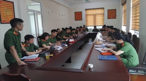 Trung tá Phan Anh Tuấn – Đại diện Đội CC&CNCH khu vực số 26 phát biểu triển khai một số nhiệm vụ cấp bách về công tác PCCC&CNCH tại Công an phường Sơn Tây. Trung tá Phan Anh Tuấn – Đại diện Đội CC&CNCH khu vực số 26 phát biểu triển khai một số nhiệm vụ cấp bách về công tác PCCC&CNCH tại Công an phường Sơn Tây.
