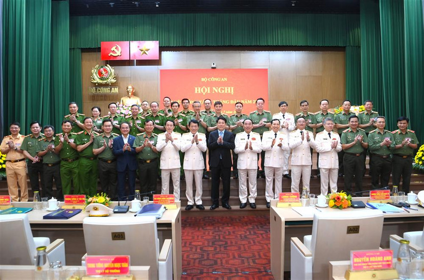 Chủ tịch nước Lương Cường cùng các đại biểu dự hội nghị