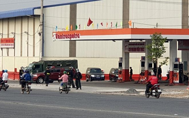 Cảnh sát cơ động bao vây cây xăng Vân Trúc ở Bình Dương Cảnh sát cơ động bao vây cây xăng Vân Trúc ở Bình Dương