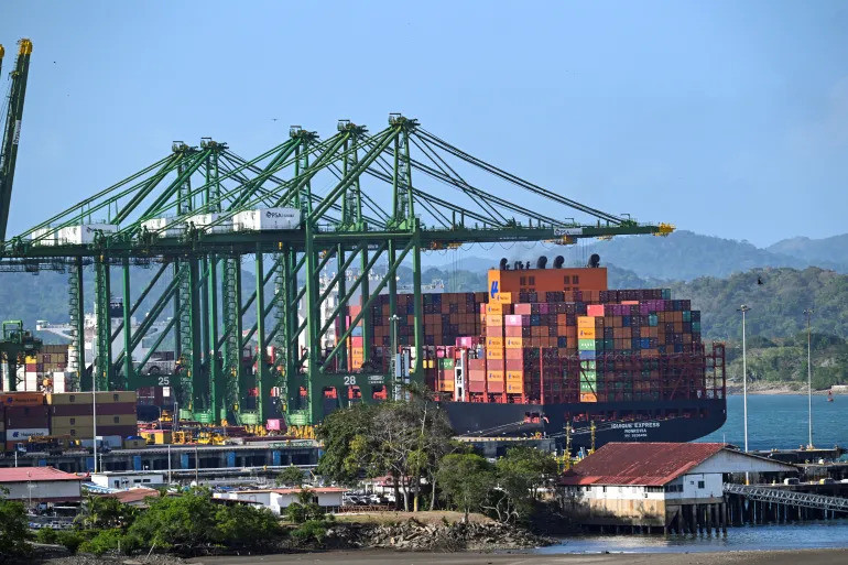 Một tàu chở hàng tại cảng Balboa trước khi băng qua Kênh đào Panama