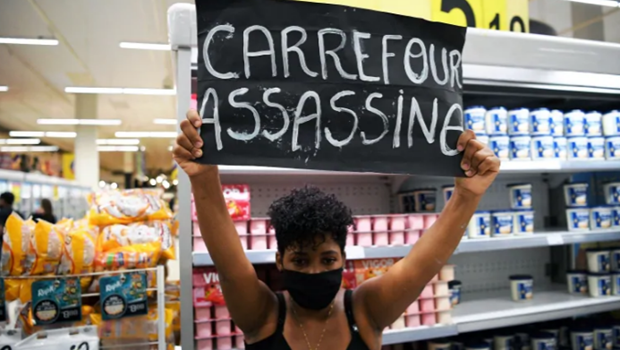 Người biểu tình tại siêu thị Carrefour ở Brazil Người biểu tình tại siêu thị Carrefour ở Brazil