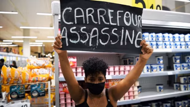 Người biểu tình tại siêu thị Carrefour ở Brazil