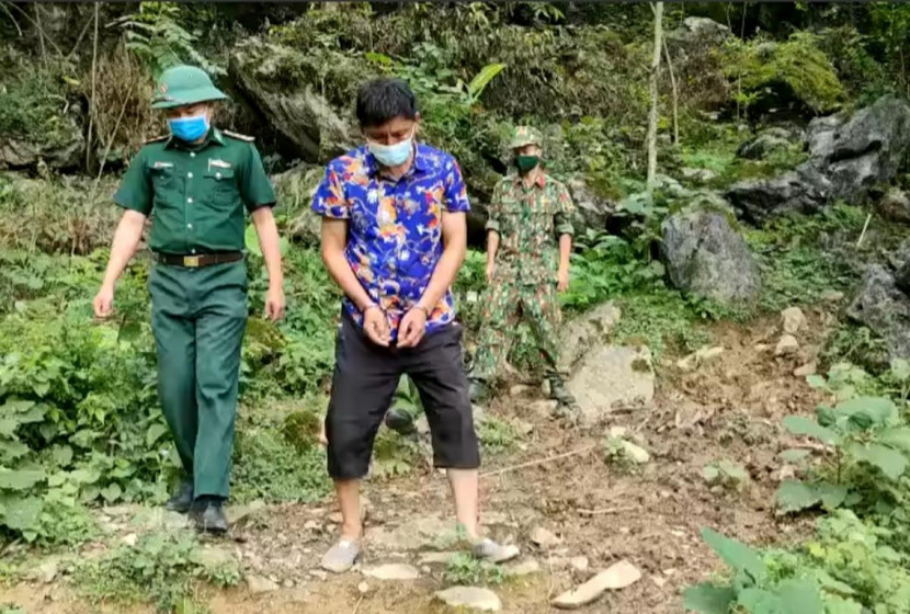 Đối tượng bị bắt ngay sau khi nhập cảnh trái phép Đối tượng bị bắt ngay sau khi nhập cảnh trái phép