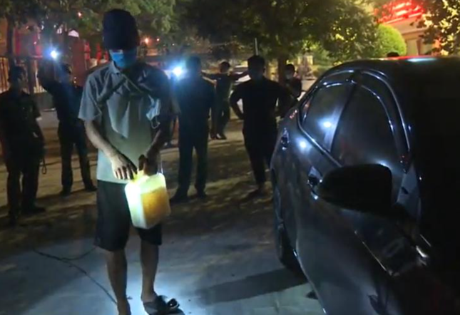 Tổng thiệt hại với 2 chiếc xe ô tô mà Thịnh đã đốt cháy là hơn 200 triệu đồng Tổng thiệt hại với 2 chiếc xe ô tô mà Thịnh đã đốt cháy là hơn 200 triệu đồng