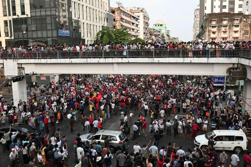 Người dân khắp nơi đổ về thành phố Yangon biểu tình phản đối cuộc đảo chính