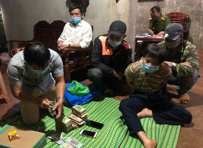 Đối tượng Nguyễn Văn Sơn bị bắt quà tang khi đang nhận tiền của doanh nghiệp