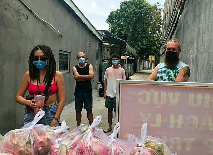 Nhiều người nước ngoài được tặng thực phẩm cảm ơn Việt Nam vì đã nhớ và không bỏ rơi họ