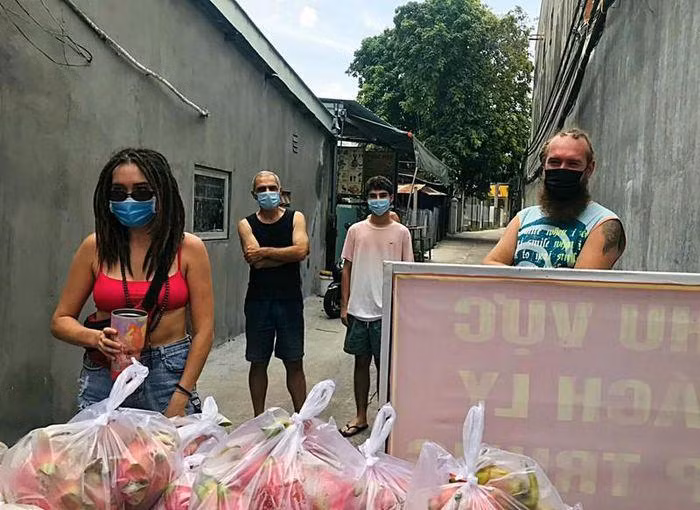 Nhiều người nước ngoài được tặng thực phẩm cảm ơn Việt Nam vì đã nhớ và không bỏ rơi họ Nhiều người nước ngoài được tặng thực phẩm cảm ơn Việt Nam vì đã nhớ và không bỏ rơi họ