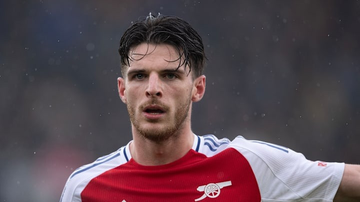 4. Declan Rice (Arsenal &amp; Anh). Rice đóng vai trò quan trọng ở vị trí tiền vệ phòng ngự trong đội hình Arsenal với khả năng đánh chặn, tắc bóng và phân phối bóng hiệu quả. Anh cũng có khả năng lãnh đạo và đọc trận đấu tốt. Sự lạnh lùng của Rice khiến anh ghi điểm trong mắt CĐV.
